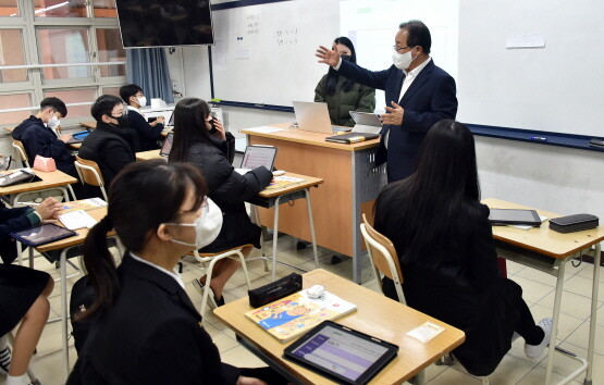 김석준 교육감이 신학기 학사운영 및 방역상황 점검을 펼치는 모습. 사진=부산교육청