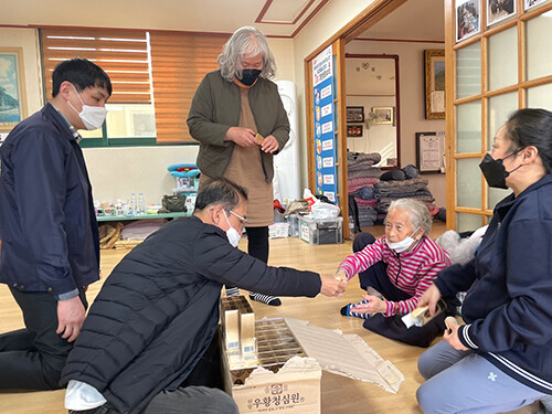 경북도 약사회가 ㅇ울진 산불 피해 이재민들의 건강을 위해 임시주민대피소와 임시거주시설을 중심으로 감기약, 소화제, 진통제, 청심원 등을 전달하고 있다. (사진=경북도 제공)