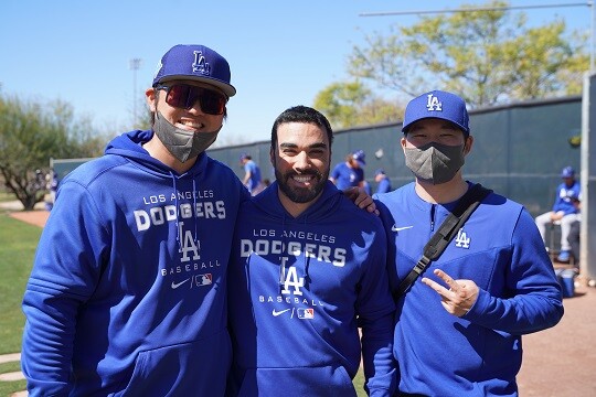 2019년 롯데 유니폼을 입고 함께 활약했던 손승락(왼쪽)과 카를로스 아수아헤(가운데)가 LA 다저스 마이너리그 캠프에서 재회했다. 사진=이영미 기자