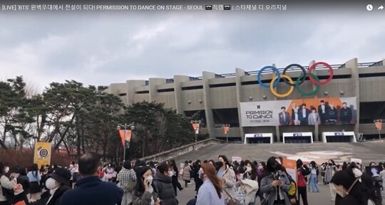 잠실 주경기장은 회당 4만여 명의 관객을 모을 수 있는 장소다. 평소대로라면 3회 공연에 12만 명 이상 너끈히 동원할 수 있지만, 이번에는 회당 1만 5000명으로 제한했다. 사진=유튜브 채널 ‘스타채널 디 오리지널’ 라이브 방송 캡처