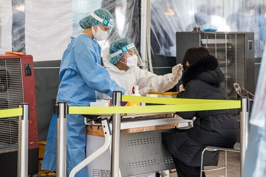 서울 중구 서울광장에 설치된 코로나19 선별검사소에서 시민들이 신속항원검사를 받는 모습으로 기사의 특정 내용과 관련없다. 사진=최준필 기자