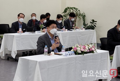 엄태준 시장이 증포동 주민과의 대화에서 건의 사항에 답변을 하고있다.사진=유인선 기자