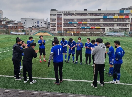 분기에 1회 정도 손발을 맞춘다는 서울대 축구부 OB는 이날 성동구 50대 연합 생활체육팀을 상대로 큰 점수차로 패했다. 철저한 몸관리를 약속하며 다음을 기약했다. 사진=김상래 기자