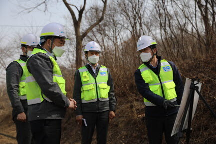 공항철도는 16일 인천시 서구 꽃뫼산과 시설 점검로를 찾아 안전점검을 실시했다. 사진=공항철도 제공