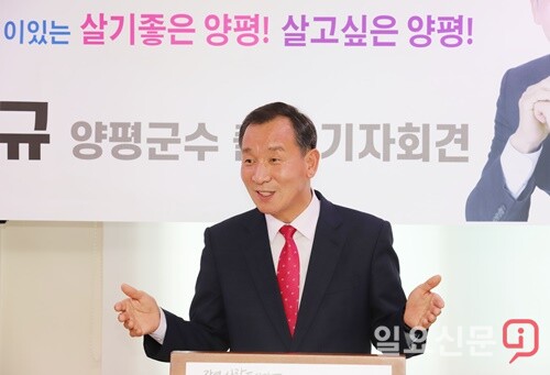 기자회견에서 기자단과의 질의응답을 하는 박상규 부위원장.