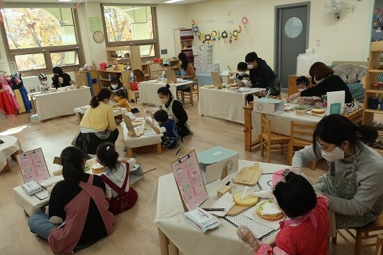 학부모와 함께하는 케익만들기 장면. (사진=경북교육청 제공)