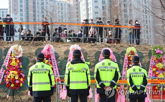 박근혜 전 대통령이 사저에 입주하는 24일 대구 달성군 유가읍 쌍계리 사저 앞에서 시민들이 박 전 대통령 도착을 기다리고 있다. (사진=연합뉴스)