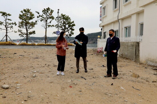 오규석 기장군수는 23일 오전 11시 만성적인 주차난과 불법 주·정차 문제 해소를 위해 조성 중인 일광면 삼성리 공영주차장 조성 현장을 방문해 현황을 점검했다. 사진=기장군