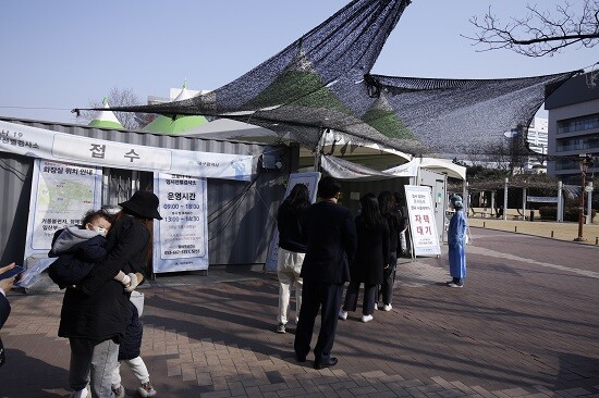 대구국채보상공원에 설치된 임시선별진료소에 한 시민이 아기를 등에 메고 코로나19 검사를 받기 위해 줄을 서고 있다. 사진=남경원 기자