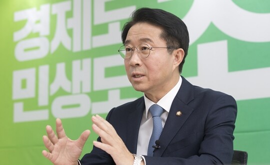 경기도지사 출마를 선언한 조정식 더불어민주당 의원이 3월 30일 경기 수원시 선거사무실에서 일요신문과 인터뷰를 하고 있다. 사진=박은숙 기자