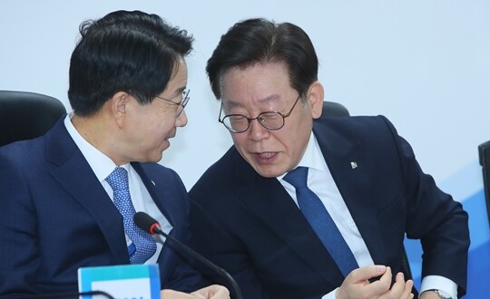 2020년 1월 이재명 당시 경기지사(오른쪽)와 조정식 의원이 서울 여의도 국회에서 열린 당정협의에서 대화를 나누고 있다. 사진=연합뉴스