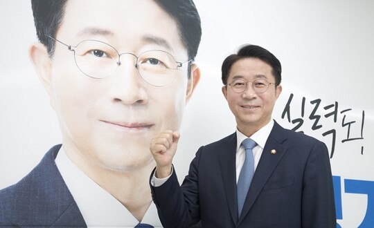 경기도지사 출마를 선언한 조정식 더불어민주당 의원이 3월 30일 경기 수원시 선거사무실에서 일요신문과 인터뷰를 하고 있다. 사진=박은숙 기자