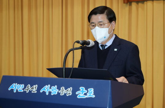 한대희 군포시장이 1일 군포시청 월례조회에서 ‘군포시 안전보건 경영방침’을 낭독하고 있다. 사진=군포시 제공