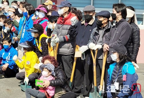 참가자들이 식재방법 설명을 듣고 있다.