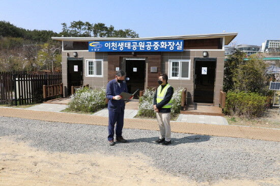 오규석 기장군수는 4일 오후 2시 30분경 관내 공중화장실을 방문해 현장을 점검했다. 사진=기장군 제공