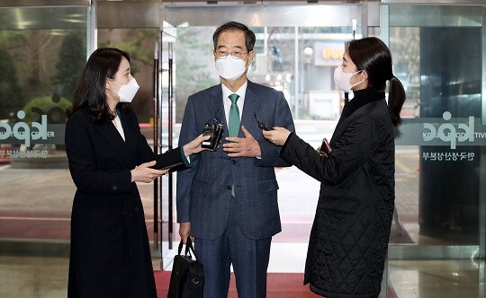 한덕수 국무총리 후보자는 국내 최대 로펌인 김앤장법률사무소 근무 당시 고액의 보수 수령과 관련해 “국회 인사청문회에서 토론하고 판단할 일”이라고 언급했다. 사진=임준선 기자