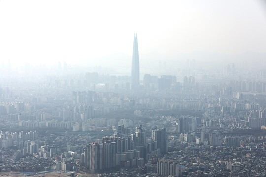 지난 4일 오후 경기도 광주시 남한산성에서 바라본 서울시내. 사진=박은숙 기자