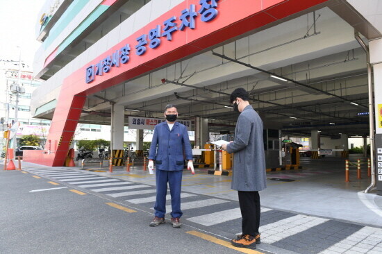 기장시장 공영주차장 점검 장면. 사진=기장군 제공