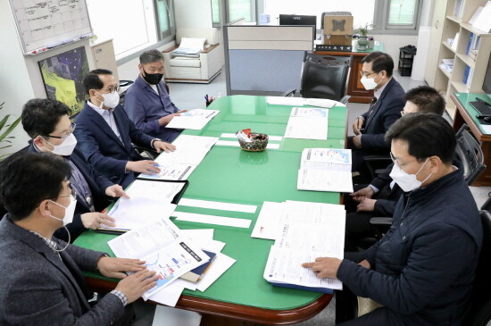 오규석 기장군수를 비롯한 기장군 관계자는 7일 오후 2시 부산시 교통국을 방문한 모습. 사진=기장군 제공