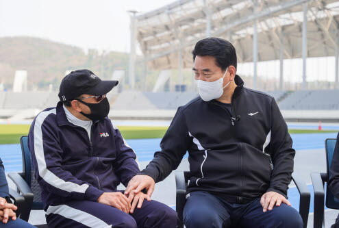 백군기 용인시장과 이봉주 전 마라톤 선수가 이야기를 나누고 있다. 사진=용인시 제공