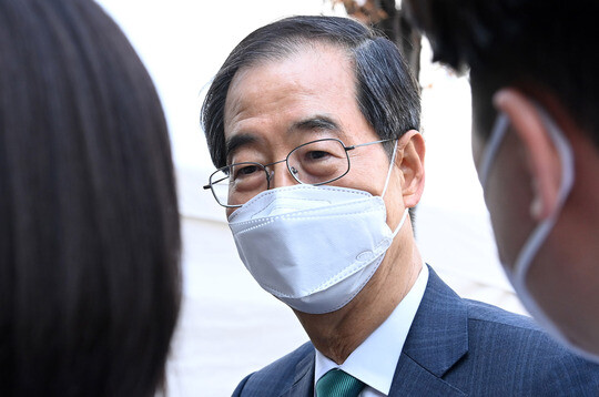 한덕수 국무총리 후보자가 지난 10일 서울 종로구 통의동 금융감독원 연수원에 마련된 대통령직인수위원회 사무실에서 취재진의 질문에 답하고 있다. 사진=인수위사진기자단