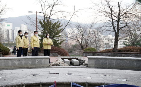 은수미 시장이 공원 분수시설을 살펴보고 있다. 사진=성남시 제공