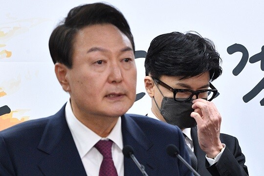 윤석열 대통령 당선인이 4월 13일 2차 국무위원 후보 및 대통령 비서실장 인선 발표를 하고 있다. 오른쪽은 한동훈 법무부 장관 후보자. 사진=인수위사진기자단