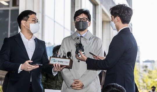 한동훈 법무부 장관 후보자가 4월 15일 오전 서울 서초구 서울고등검찰청에 마련된 인사청문회 준비단 사무실로 첫 출근을 하며 취재진의 질문에 답하고 있다. 사진=최준필 기자