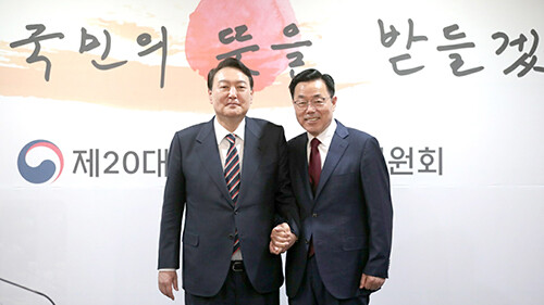 지난 8일 김석호 구미시장 예비후보가 윤석열 당선인과 오찬을 겸한 티타임을 가진 이후 기념촬영을 하고 있다. 이날 김 예비후보는 윤석열 당선인에게 ‘지방청년들이 희망을 만들 수 있는 환경 조성’과 ‘지방 기업 혜택’등을 건의했다. 이에 윤석열 당선인은 “지방에 적극적으로 지원하겠다. 당선인을 적극적으로 활용해달라, 예산 확실히 지원해주겠다”고 화답했다. 사진=김석호 예비후보 사무소 제공