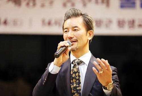 자신의 저서 '아름답게 사는 세상을 꿈꾸며' 출판기념 강연회에서 방수형 예비후보가 인사말을 전하고 있다. 사진=김현술 기자