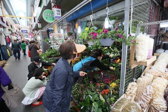 "이제 좀 사람들이 오네. 왠지 앞으로 장사가 잘 될 것 같다." 오늘부터 일상회복이 시작됐다. 17일 오후 대구 관문시장의 한 꽃가게에서 시민들이 꽃을 사고 있다. 사진=남경원 기자