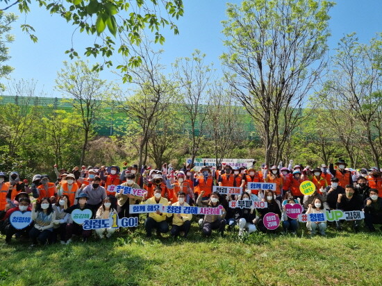 1인 1청렴의식나무 갖기 행사 개최 모습. 사진=김해시 제공