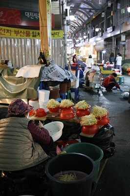 지난 20일 오후 대구관문시장에서 콩나물을 파시는 할머니. 사진=남경원 기자