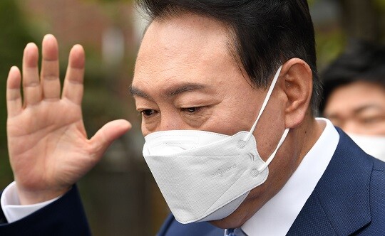 윤석열 대통령 당선인이 tvN 예능 ‘유퀴즈온더블럭’에 출연한 것을 두고 갑론을박이 이어지고 있다. 사진=인수위사진기자단