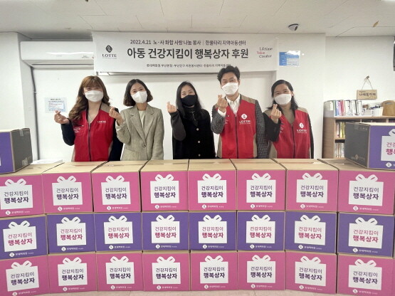 식품 꾸러미 전달 모습. 사진=롯데쇼핑 제공