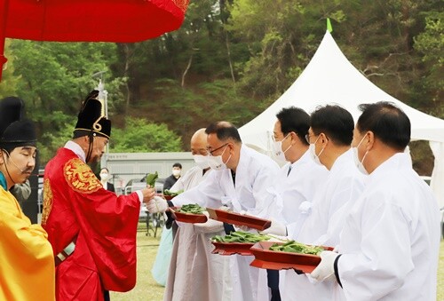 임금님에게 용문산산나물을 진상하는 퍼포먼스. 사진=김현술 기자