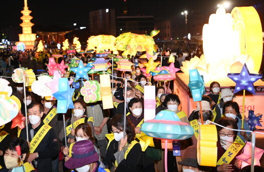 지난 23일 수원시 팔달구 화성행궁 광장에서 ‘2022 수원 연등축제’가 열려 불교계와 시민들이 함께 연등축제를 즐기고 있다. 사진=수원시 제공