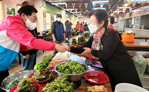 주낙영 후보가 양남시장에서 한 상인과 반갑게 인사를 나누고 있다. 사진=주낙영 후보 선거사무소 제공