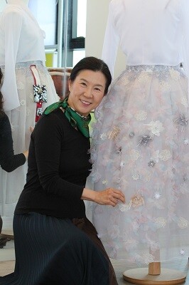 예술법인 예락 강준영 대표가 직접 제작한 '오방살풀이춤'과 함께 포즈를 취하고 있다.  '오방살풀이춤'은 전통의상을 현대적으로 해석해 화려하게 제작한 세상에 단 하나뿐인 작품이다. 사진=남경원 기자