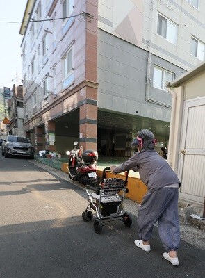 대구시와 감염병관리지원단이 이달 26일부터 내달 11일까지 요양·정신병원을 대상으로 현장 맞춤형 컨설팅을 한다고 밝혔다. 한 어르신이 낡은 유모차를 지지대 삼아 힘겹게 걷고 있다. 사진=남경원 기자