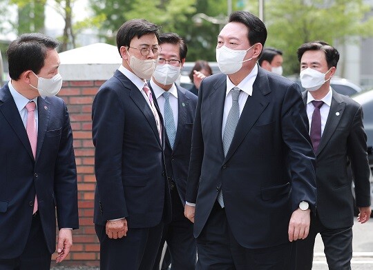 윤석열 대통령 당선인이 4월 28일 오후 충남 천안역에서 교통 현안 점검을 위해 입장하고 있다. 사진=인수위사진기자단