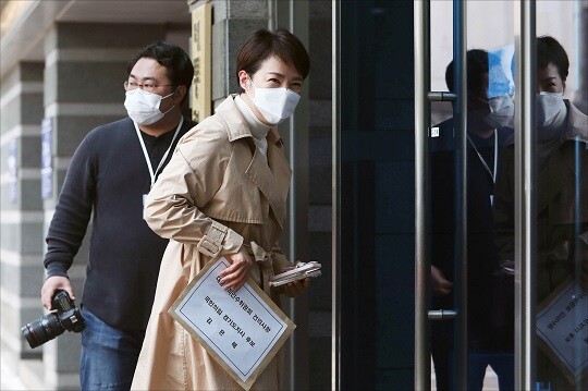 김은혜 국민의힘 경기도지사 후보가 4월 25일 오전 서울 종로구 통의동 대통령직인수위원회에 들어가고 있다. 사진=인수위사진기자단