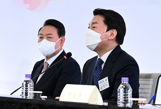 안철수 대통령직인수위원장이 4월 25일 오전 경기도 성남시 분당구 SK바이오사이언스에서 열린 코로나19 백신 개발 현장 간담회에서 모두발언을 하고 있다. 왼쪽은 윤석열 대통령 당선인. 사진=인수위사진기자단