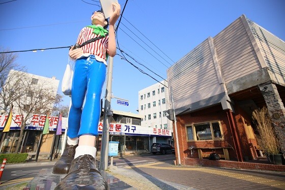 대구시가 오는 2일자로 개정된 '기업·투자유치 촉진 조례 시행규칙'을 공포·시행한다고 밝혔다. 대구문화거리에 설치된 조형물. 사진=남경원 기자