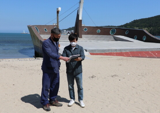 일광해수욕장 일원 경관조명 교체공사 현장 방문 모습. 사진=기장군 제공