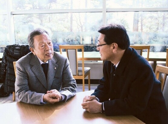 차상돈 예비후보(오른쪽)가 한창우 마루한 회장과 환담을 나누는 모습. 사진=차상돈 선거사무소 제공