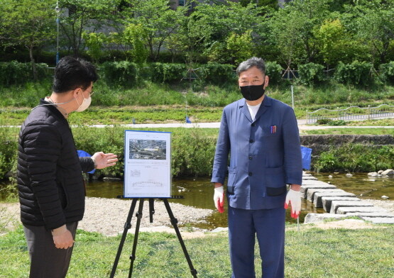 좌광천 보행교량 설치공사 현장 점검 모습. 사진=기장군 제공