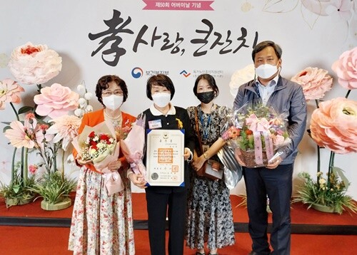 국민훈장 석류장을 수상한 박미자 씨가 기념촬영을 하고 있다. 사진=양평노인회 제공