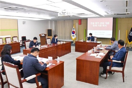 ‘건설원가 상승 대응 관계기관 회의’ 진행 모습. 사진=부산시 제공