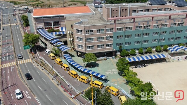 거제시 삼룡초등학교가 자투리 공간 활용으로 픽업존을 설치해 타 학교의 모범이 되고 있다. 사진=정민규 기자